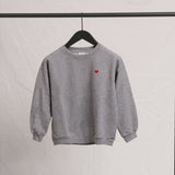 Kinder Sweatshirt mit rotem Herz Logo